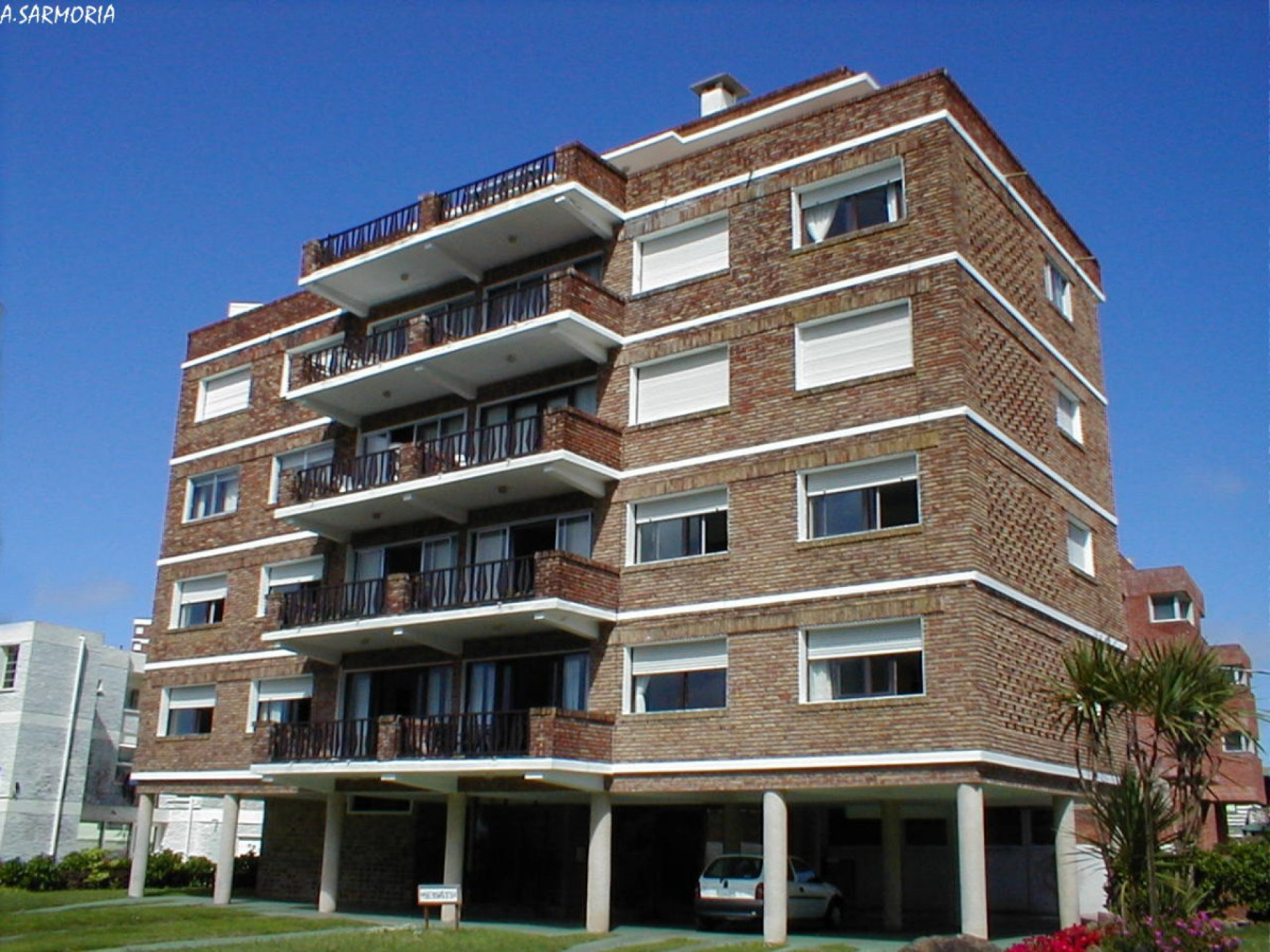 Fachada de Edificio Seventy — Playa Brava, Punta del Este