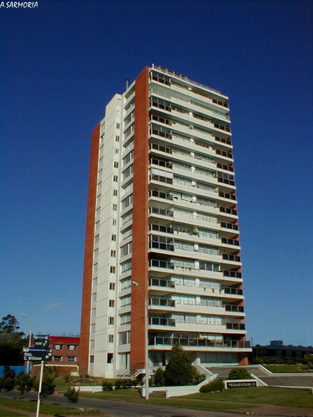 Fachada de Edificio Tequendama ll — Playa Mansa, Punta del Este