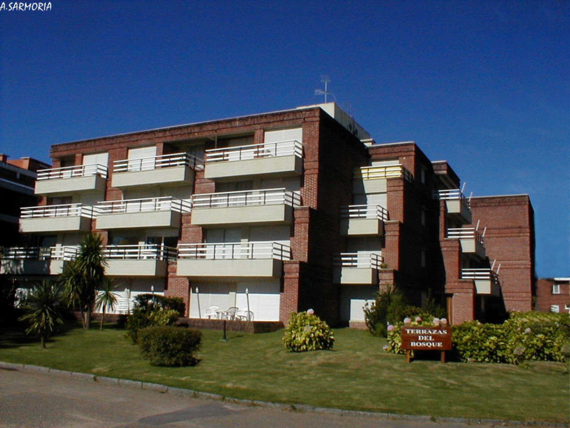 Fachada de Edificio terrazas del Bosque — Aidy Grill, Punta del Este