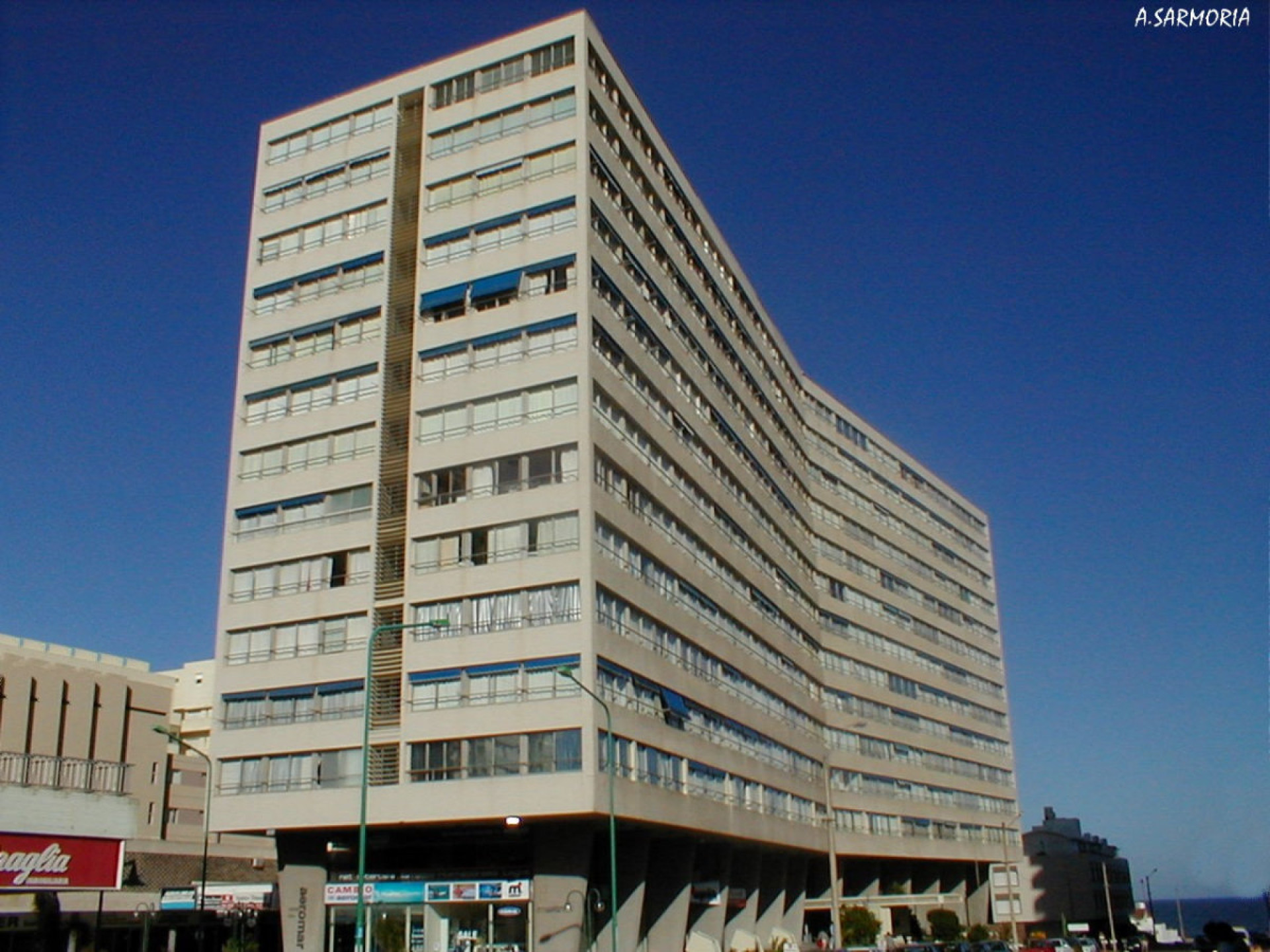 Fachada de Edificio Santos Dumont — Península, Punta del Este