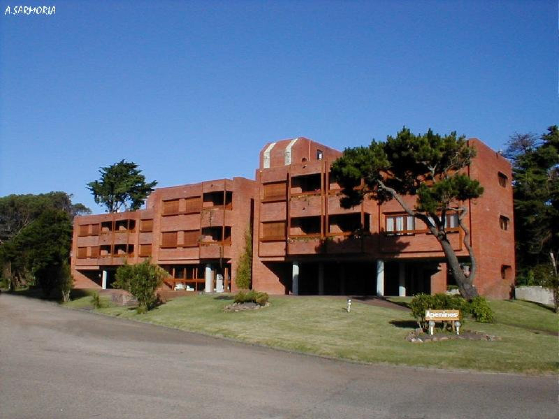 Fachada de Edificio Apeninos — Playa Mansa, Punta del Este