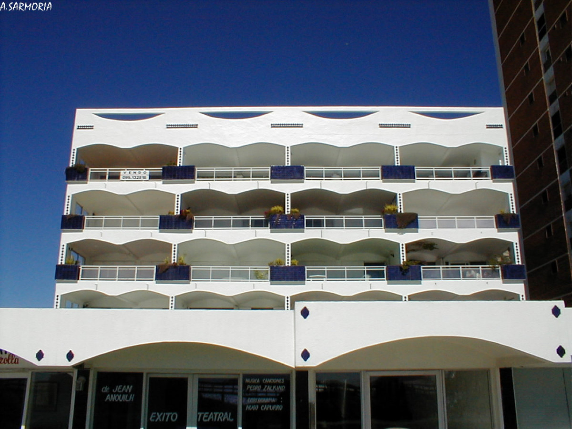 Fachada de Edificio Emperador — Playa Mansa, Punta del Este