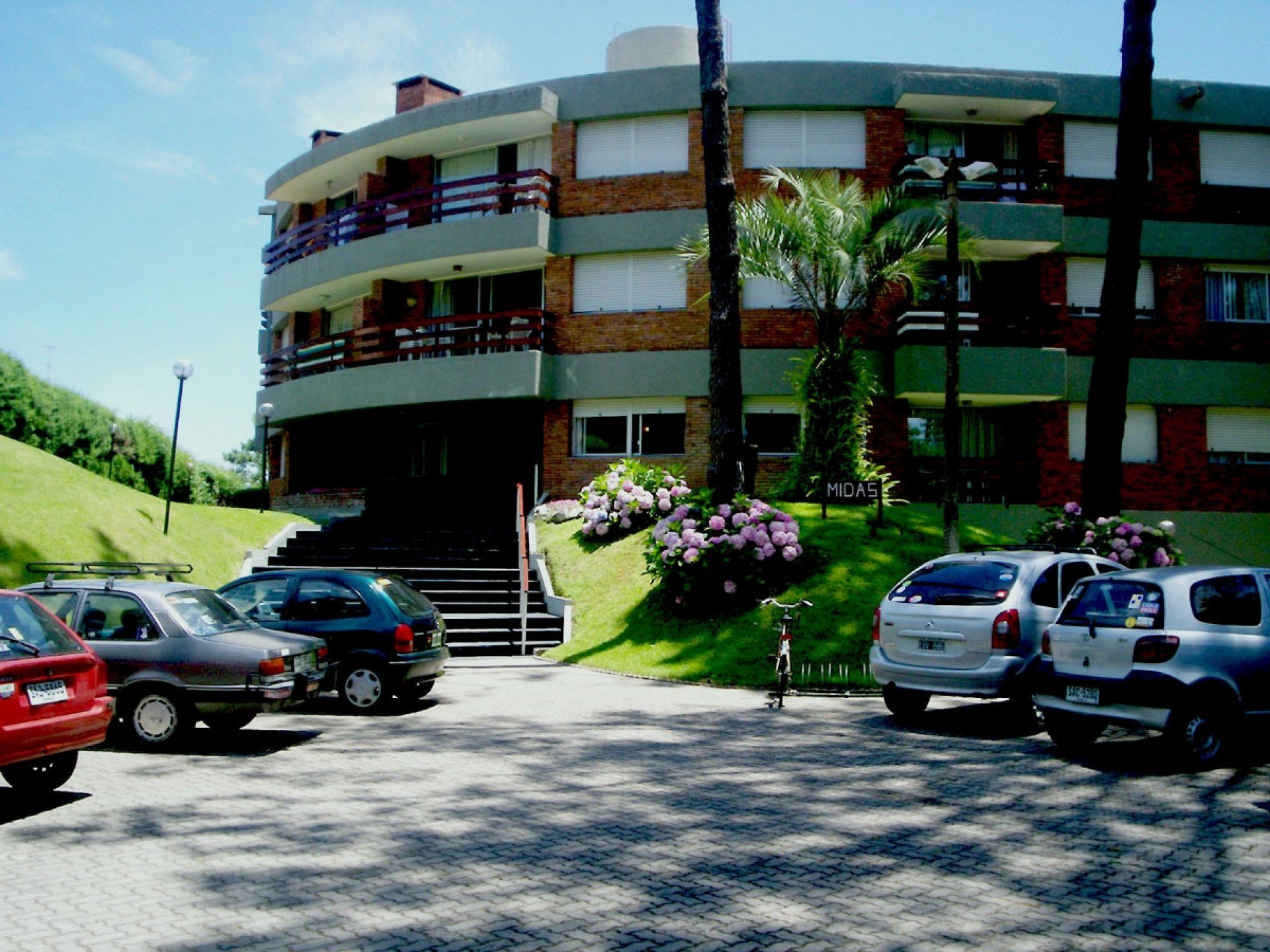Fachada de Edificio Midas - Arcobaleno — Playa Mansa, Punta del Este