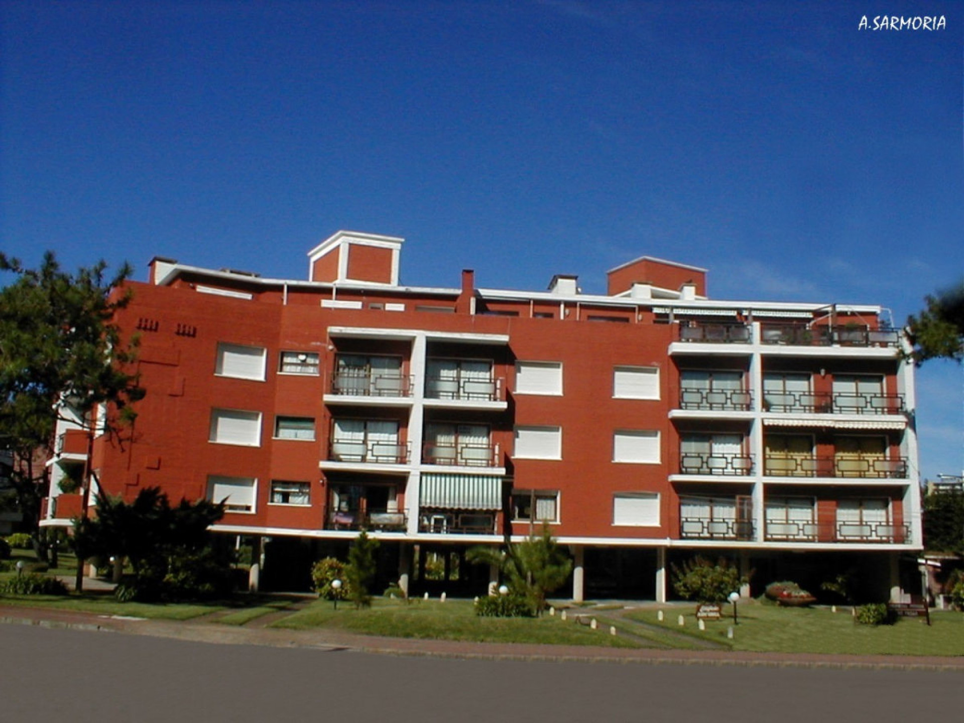 Fachada de Edificio Aidy Grill — Aidy Grill, Punta del Este