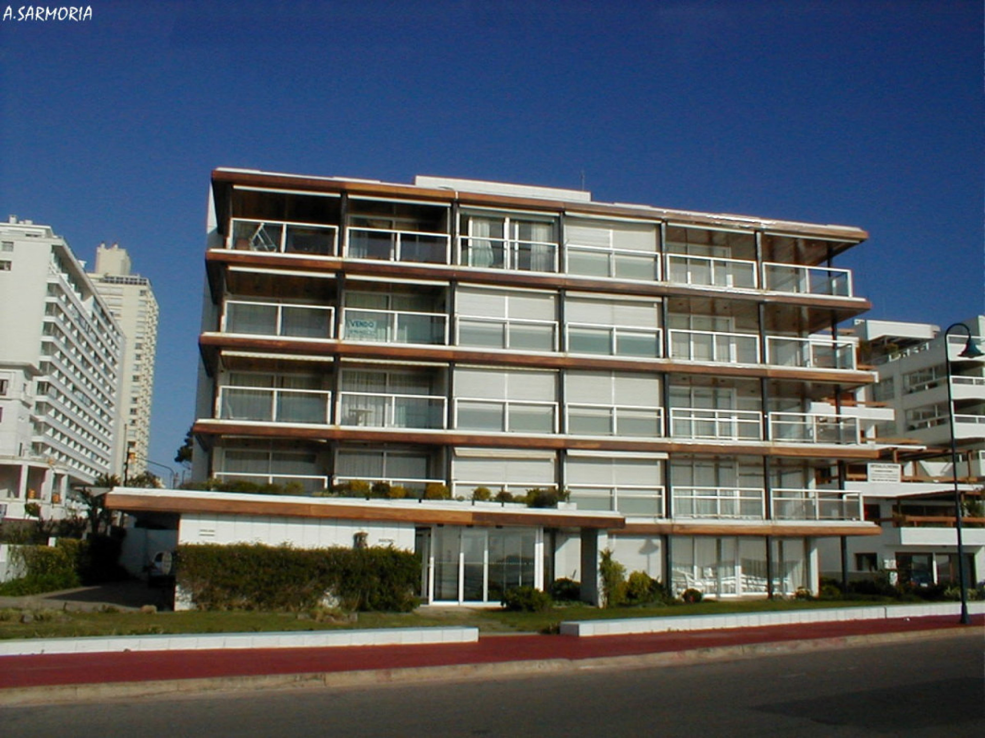 Fachada de Edificio Brioni — Península, Punta del Este