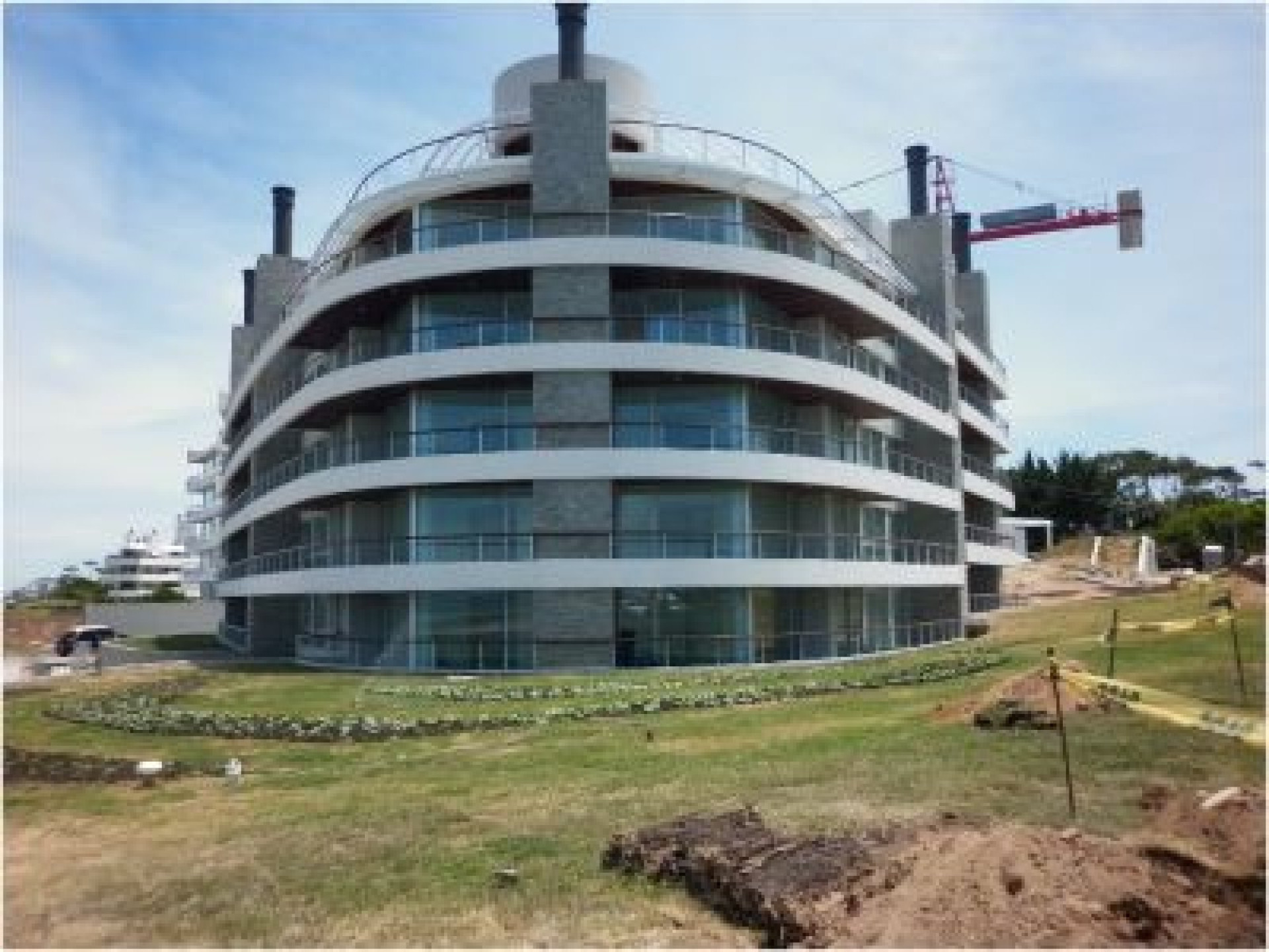 Fachada de Edificio Isabel — Pinares, Playa Mansa, Punta del Este