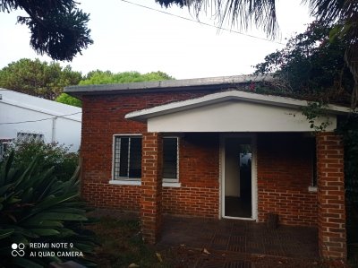 Las Delicias. Casa en el frente y monoambiente en el fondo, ideal renta o para ampliar las comodidades de la familia