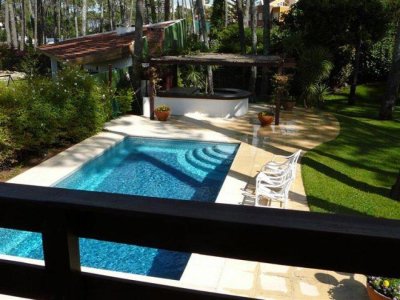 Alquiler de Casa con piscina de 400m2 y 1200 m2 de terreno 5 dormitorios en Playa Mansa de Punta del Este