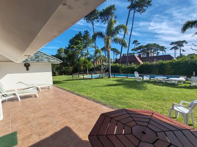 Gran casa a la venta ,Punta del Este, parada de la playa mansa