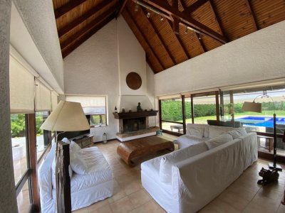 VENTA CASA con piscina y 4 dormitorios en Punta del este ,Lugano