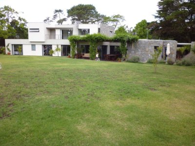 Venta - Casa de 3 dormitorios, moderna, Marly- Punta del este