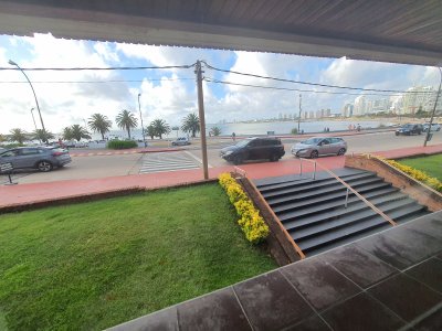 Edifico frente a la playa Mansa