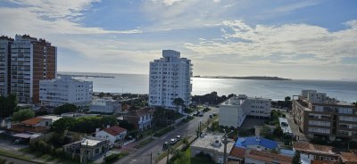 Torre de categoría a metros de la playa mansa 