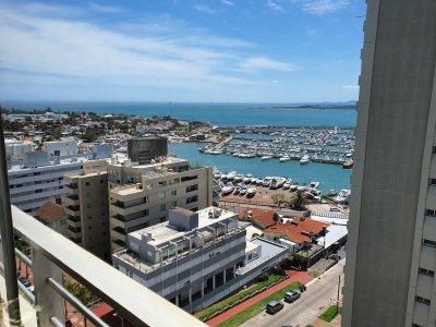 Torre de categoría a metros del puerto