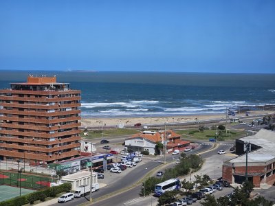 Edificio frente a playa mansa