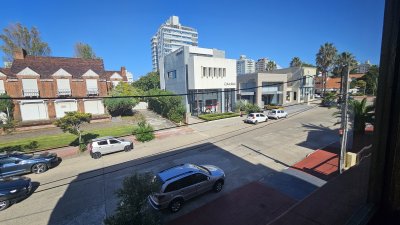 Edificio de 4 pisos con ascensor a una cuadra de la playa Mansa 