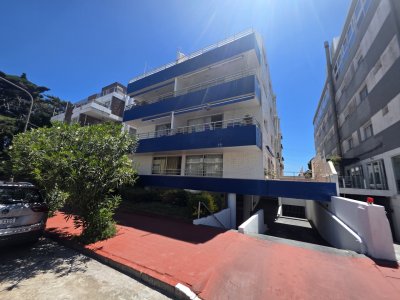 Edificio a una cuadra del puerto, de 4 pisos con ascensor.