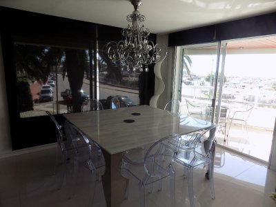 Edificio frente al puerto con vista directa al mar