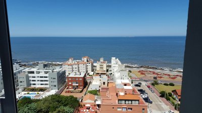 Torre de categoría a metros del Puerto, excelente vista al mar