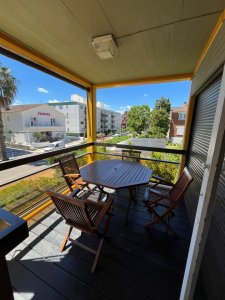 Hermoso apartamento en edificio bajo a dos cuadras del puerto