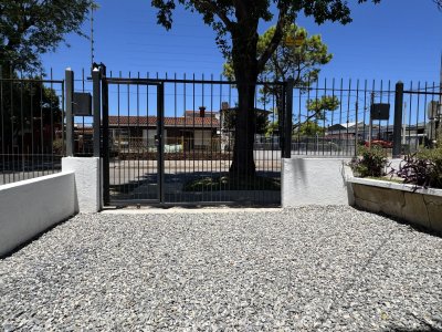 VENTA - CASA A ESTRENAR - AL FRENTE CON JARDÍN Y PATIO - COCHERA 