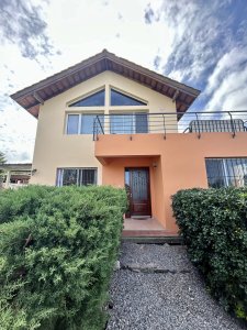 VENTA  CASA AMPLIOS DORMITORIOS  BALCÓN - PARQUE Y BARBACOA -REAL DE SAN CARLOS - COLONIA DEL SACRAMENTO