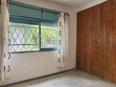 VENTA - CASA PADRON UNICO - DOS AMPLIOS DORMITORIOS - GARAGE - PARQUE CON FRUTALES Y BARBACOA - HIPODROMO 