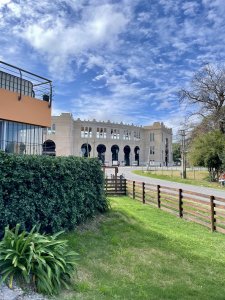 VENTA - CASA AMPLIOS DORMITORIOS  BALCÓN - PARQUE Y BARBACOA -REAL DE SAN CARLOS - COLONIA DEL SACRAMENTO