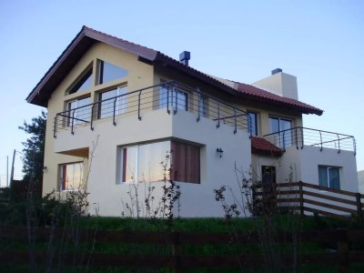 VENTA  CASA AMPLIOS DORMITORIOS  BALCÓN - PARQUE Y BARBACOA -REAL DE SAN CARLOS - COLONIA DEL SACRAMENTO