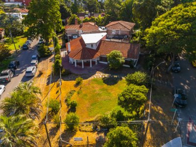 Residencia clásica con 5 dormitorios y jardín amplio, a metros del mar