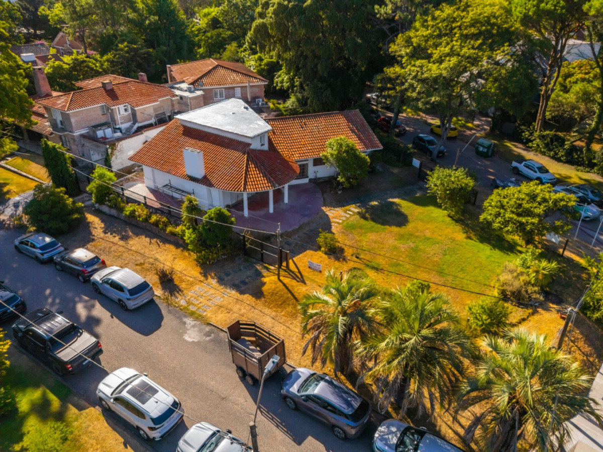 Residencia clásica con 5 dormitorios y jardín amplio, a metros del mar