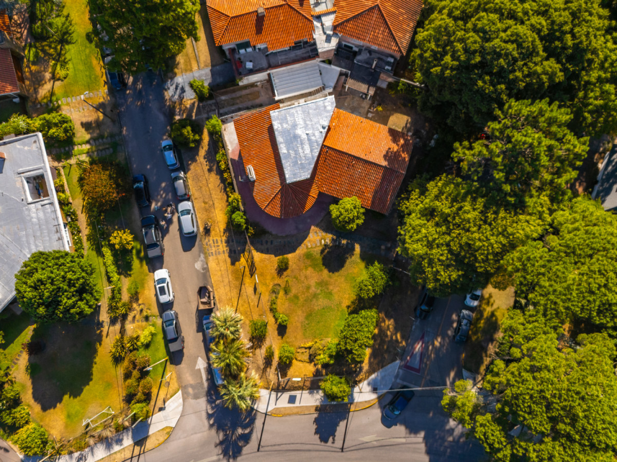 Residencia clásica con 5 dormitorios y jardín amplio, a metros del mar