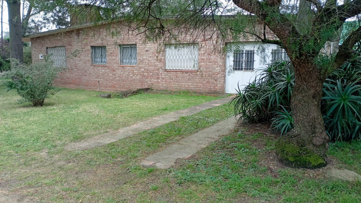 Casa Tradicional en Piriápolis: Amplia, Cálida y Bien Ubicada