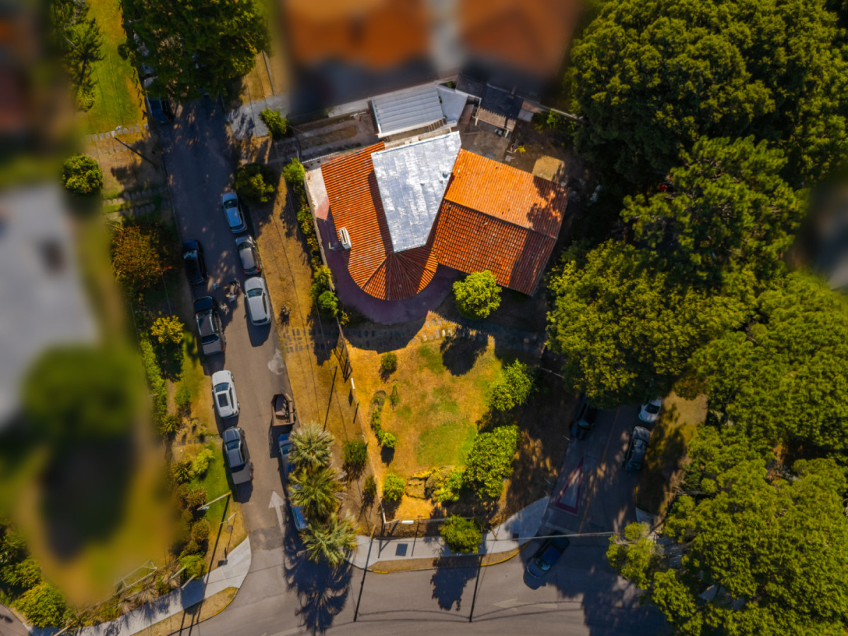 Residencia clásica con 5 dormitorios y jardín amplio, a metros del mar