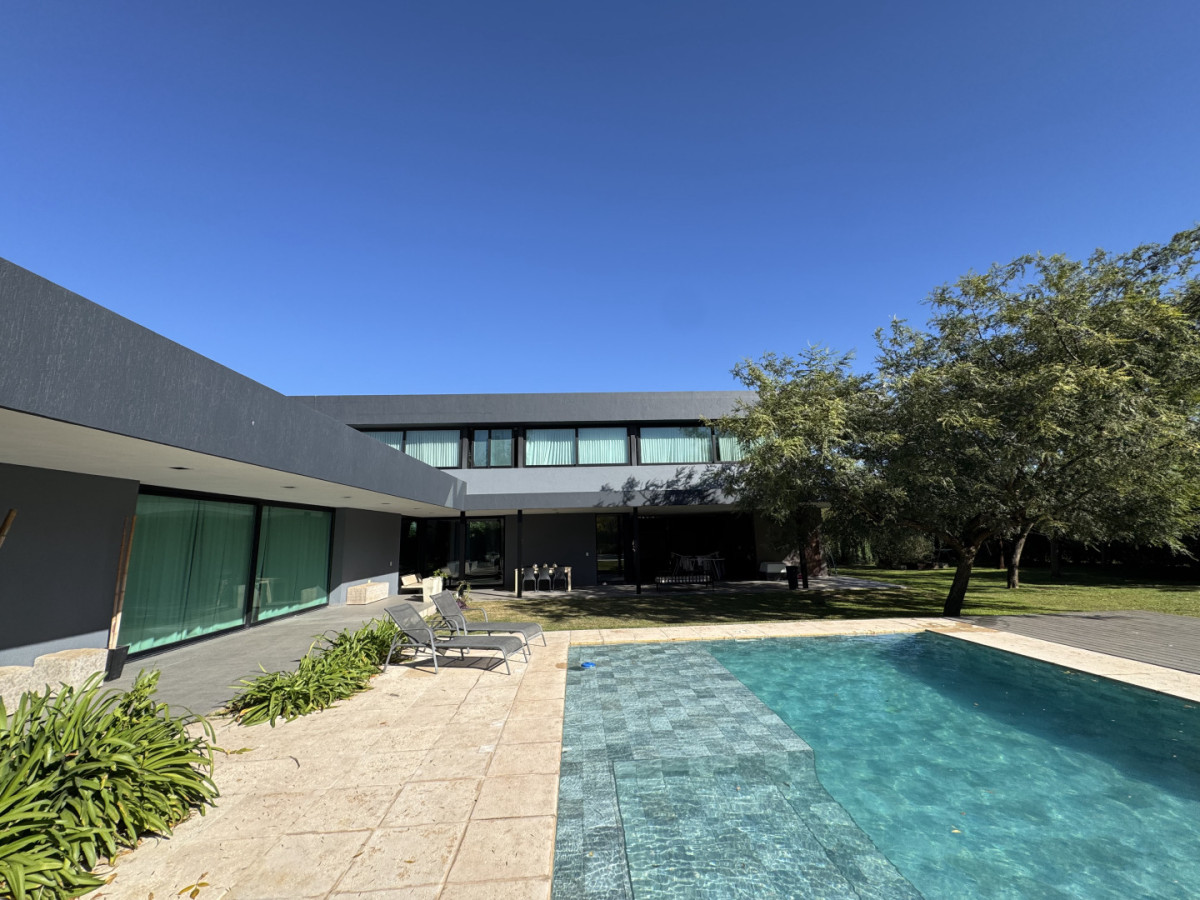 Casa de 5 dormitorios y 5 baños en Chacras de la Villa, Villa Allende. Argentina