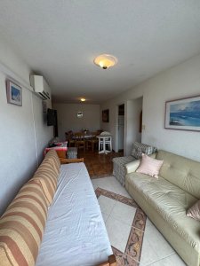 OPORTUNIDAD ! Apartamento de 1 dormitorio con balcon y chochera 1 dos cuadras de la playa 