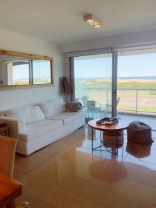 Bellisimo apartamento super funcional, moderno, primera linea playa Brava con divina vista al mar 