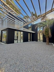 Importante local en alquiler de 122mts en una de las zonas mas lindas de Punta del Este con 89 mts de rooftop.
