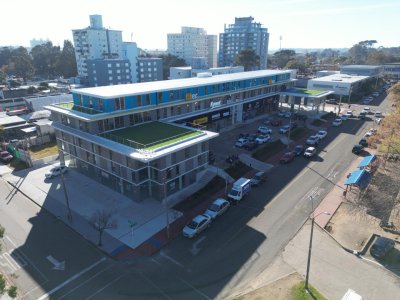 Divino local en alquiler anual en Centro Comercial a 1 cuadra de Avenida Roosevelt 