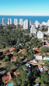 Exclusivo local en alquiler de 136mts en una de las zonas mas lindas de Punta del Este con 44 metros de rooftop