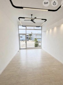 Local comercial en alquiler 32 metros Península, Punta del Estea 1 cuadra de la playa 