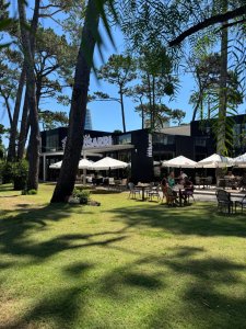 Exclusivo local en alquiler de 136mts en una de las zonas mas lindas de Punta del Este con 44 metros de rooftop en un centro comercial nuevo