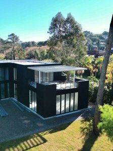 Importante local en alquiler de 122mts en una de las zonas mas lindas de Punta del Este con 89 mts de rooftop.