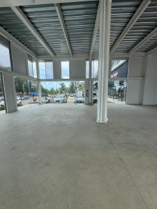 Increible local comercial en alquiler en la mejor esquina frente a la Terminal y a una cuadra de Av Roosevelt
