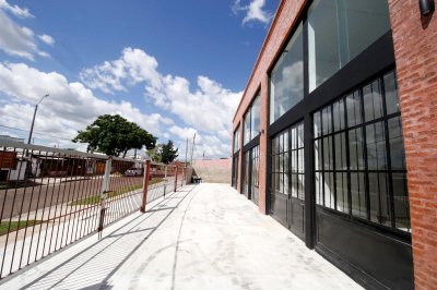 Espectacular local comercial de 170 mts. en Alquiler mas 120 mts exterior en Maldonado .