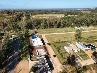Oportunidad terrenos de 1.000 mts financiados hasta en 5 años en barrio cerrado con servicios en Punta Ballena