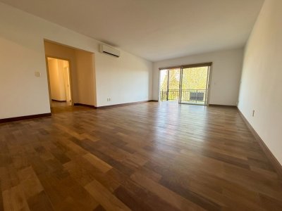 Venta apartamento de tres dormitorios y servicio, garaje doble en Carrasco.