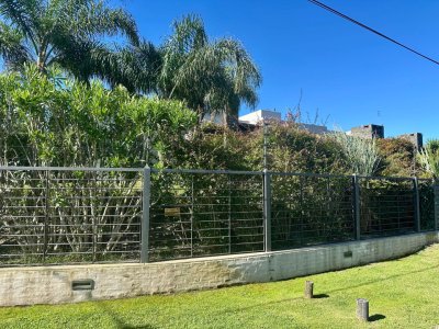 Venta Apartamento de 3 dormitorios y jardín de uso exclusivo en Carrasco.