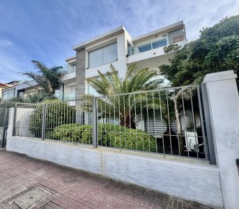 Venta Apartamento de cuatro suites y amplio garaje en Punta Gorda, frente al Mar.