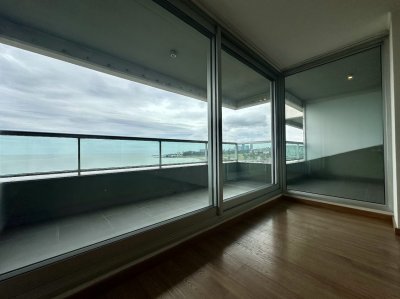 Alquiler apartamento de 3 dormitorios en Malvín frente al Mar, con garaje y amenities.